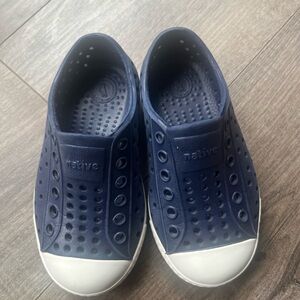 Native Kids Water Shoes Slip-On in Navy and White